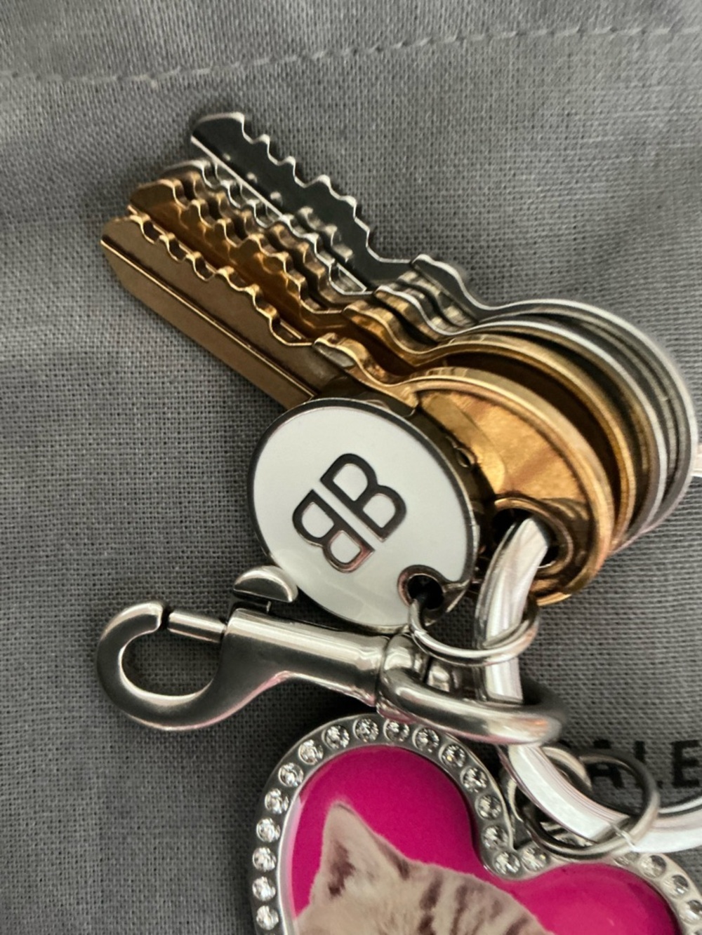 BEAUTIFUL BALENCIAGA HEART CAT EMBELLISHED KEYCHAIN KEYRING BAG CHARM - Picture 5 of 16